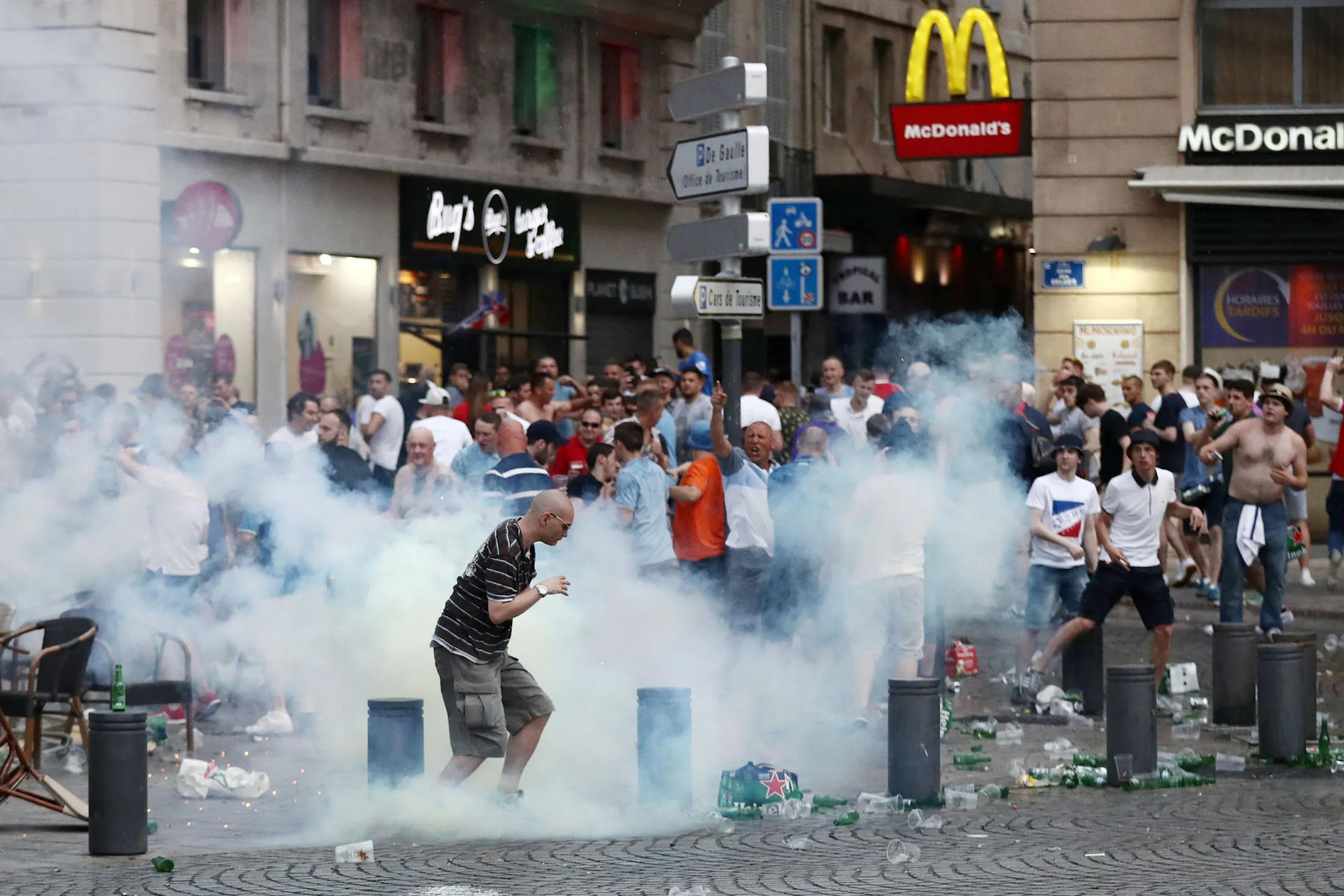 Euro 2016 chứng kiến bạo lực nghi&ecirc;m trọng tr&ecirc;n đường phố Marseille. Ảnh: Getty Images.