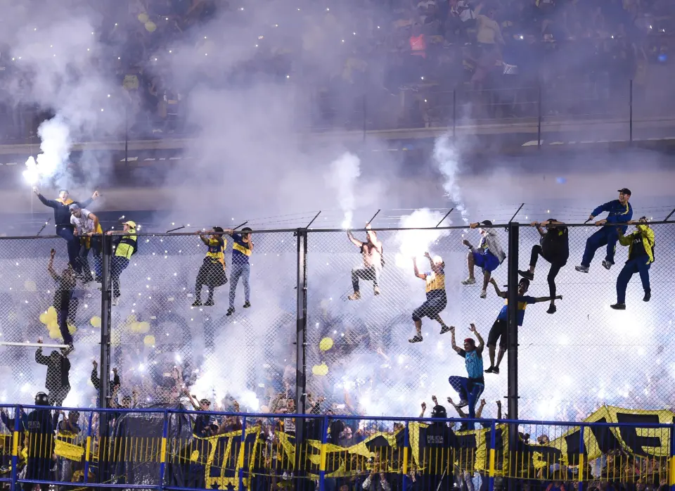 Derby Argentina lu&ocirc;n tiềm ẩn nguy cơ bạo loạn nghi&ecirc;m trọng. Ảnh: Getty Images.