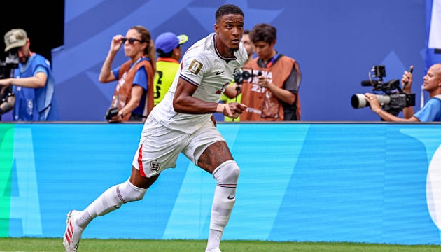 Arsenal cạnh tranh Ezri Konsa. Ảnh: Getty Images