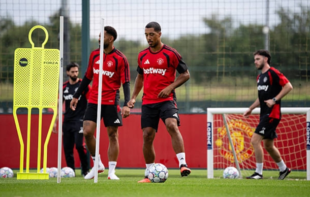 Youri Tielemans đã sẵn sàng ra sân trong màu áo Man United? Ảnh: Getty Images