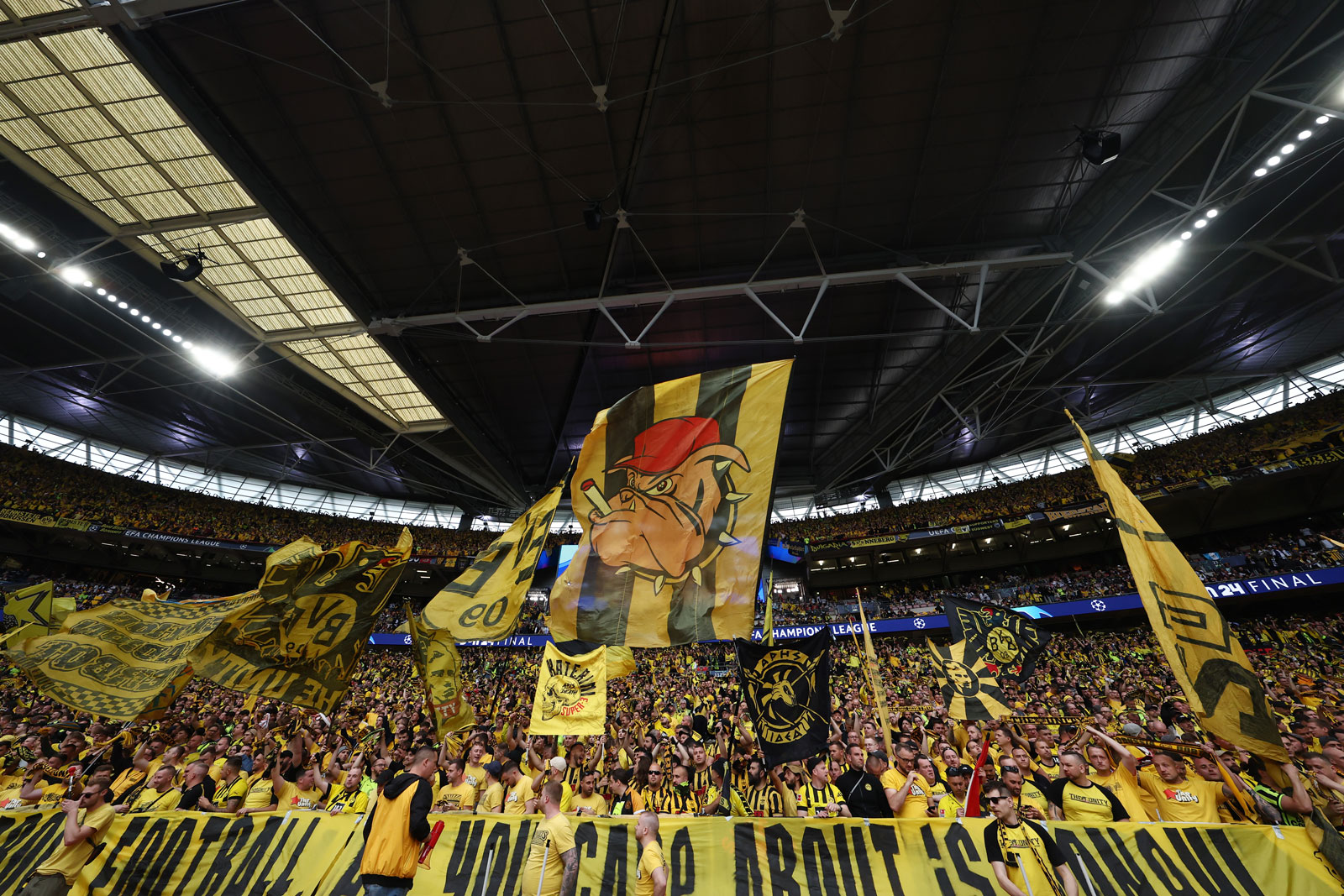 Hàng vạn CĐV Dortmund tạo nên bức tranh khổng lồ. Ảnh: Getty Images.