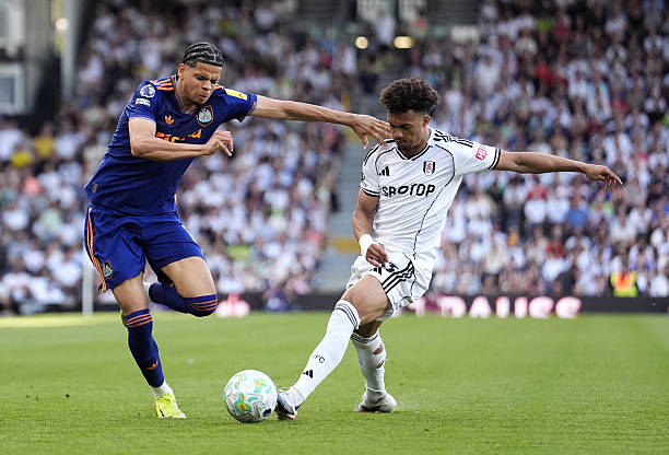 Ảnh bài viết Bế tắc với Lewis Hall, Robinson sẽ là lời giải cho Man Utd