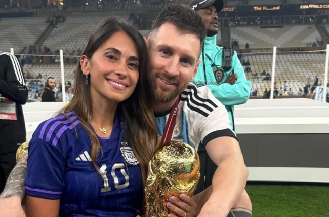 Ảnh bài viết Bà xã Messi khoe dáng bikini, bạn gái Ronaldo vào thả tim