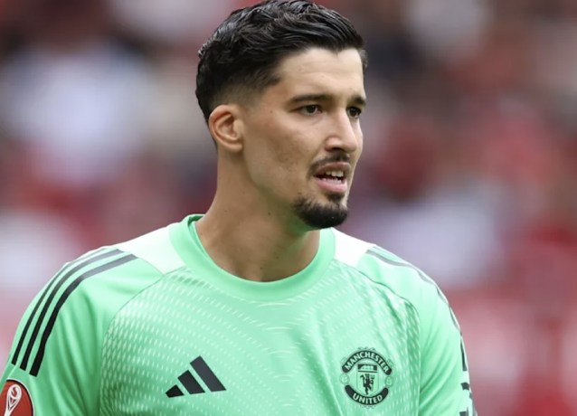 Rời Old Trafford, Bayindir viết t&acirc;m thư hẹn sớm gặp lại fan Quỷ đỏ. Ảnh: Getty.