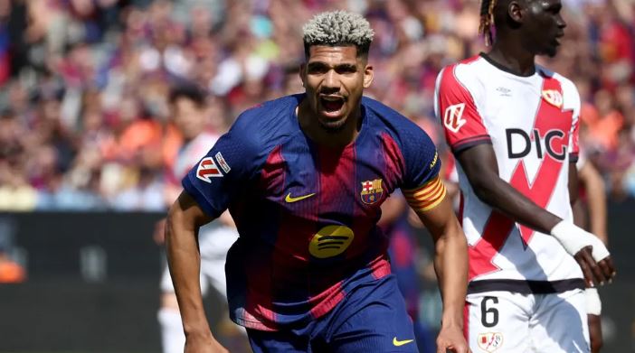 Ảnh bài viết Here we go! Liverpool đạt thỏa thuận mượn Ronald Araujo từ Barcelona