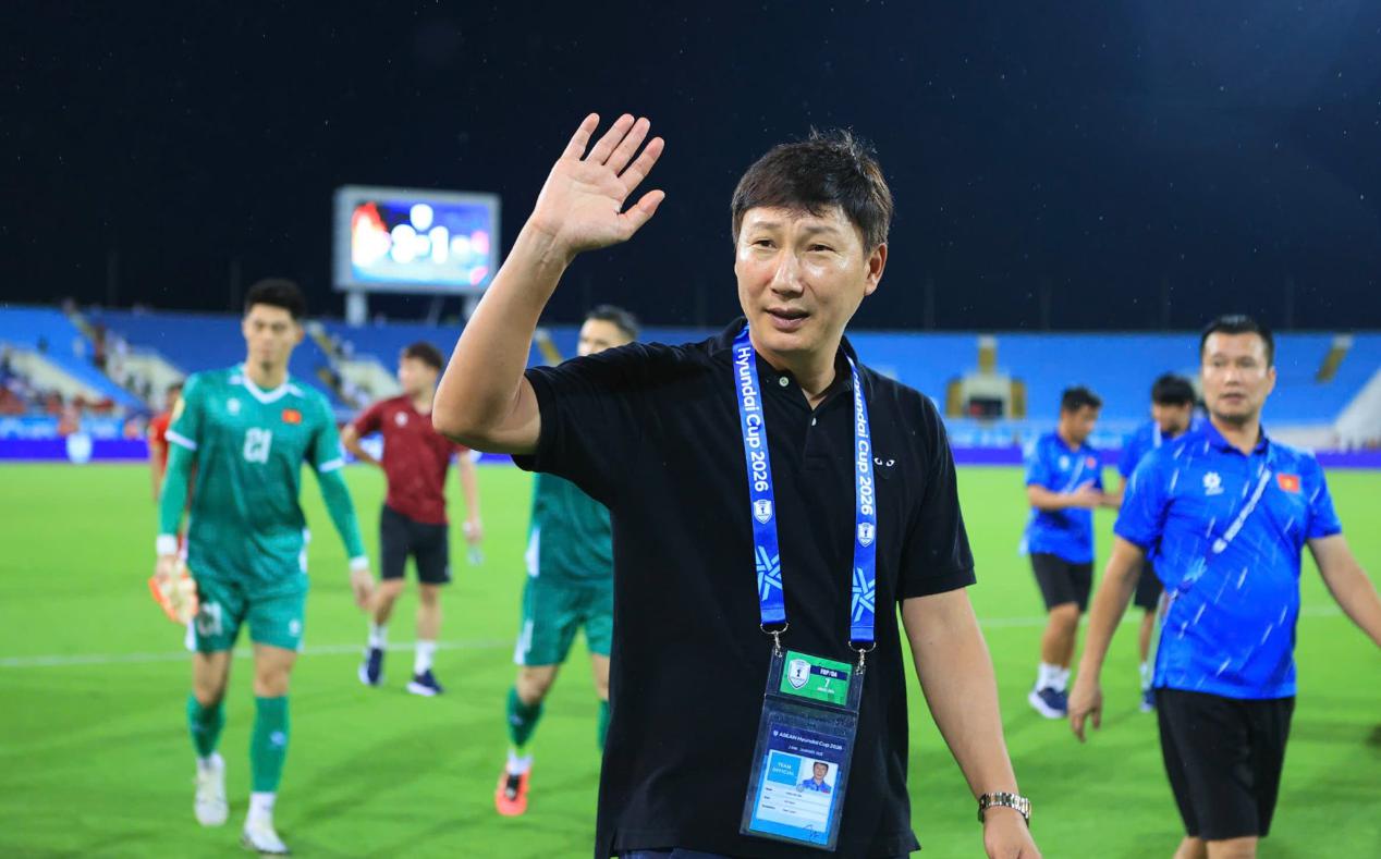 Ông Kim Sang-sik tiết lộ lý do rút Hoàng Đức ra nghỉ sớm. Ảnh: VFF