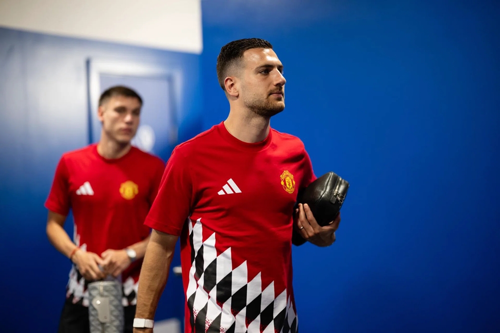 Diogo Dalot được kỳ vọng sẽ ra sân ở trận gặp PSG. Ảnh: Manchester United FC.