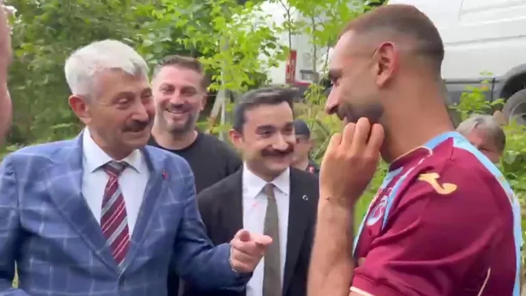 Mohamed Salah bất ngờ với món quà đặc biệt của quận Trazbon. Ảnh: The Sun.