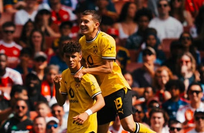Dortmund dẫn 2 b&agrave;n trong hiệp 1. Ảnh: Dortmund.