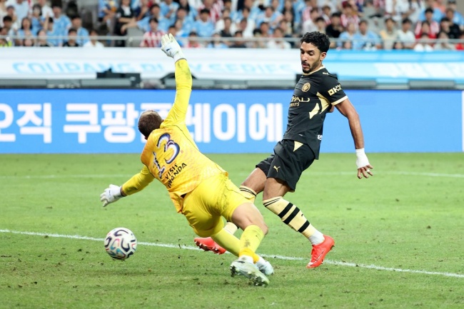 Omar Marmoush tỏa s&aacute;ng với 2 b&agrave;n thắng. Ảnh: Sky Sports.