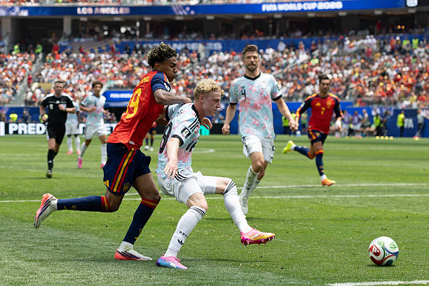 Joaquin Seys đối đầu với Yamal ở World Cup 2026. Ảnh: Getty Images.