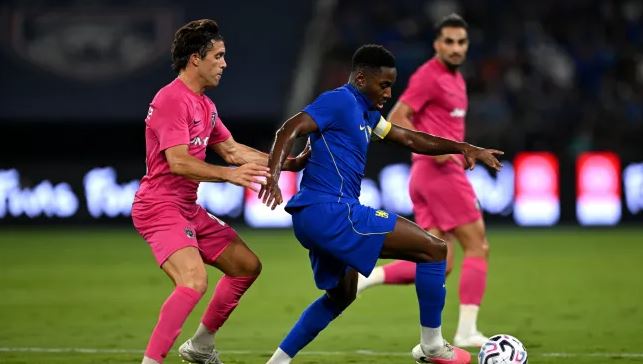 Dario Essugo bất ngờ khi được trao băng thủ quân Chelsea. Ảnh: Getty Images.
