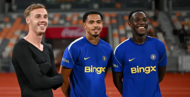 Palmer bên cạnh 2 tân binh Chelsea là Rogers và Danny Welbeck. Ảnh: Getty.