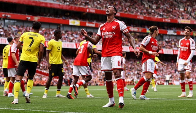 Hàng thủ Arsenal đang chơi sa sút đến báo động. Ảnh: Getty.