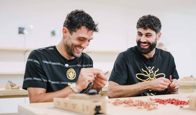 Các cầu thủ Man City vui vẻ ở hậu trường. (Ảnh: The Athletic)