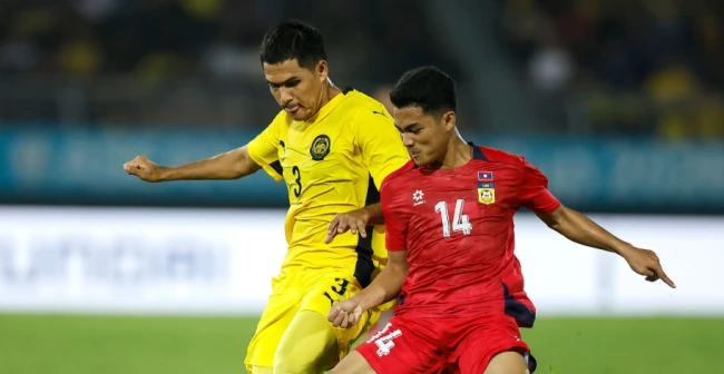 Hậu vệ Ubaidullah Shamsul Fazili của Malaysia (áo số 3). Ảnh: Getty.