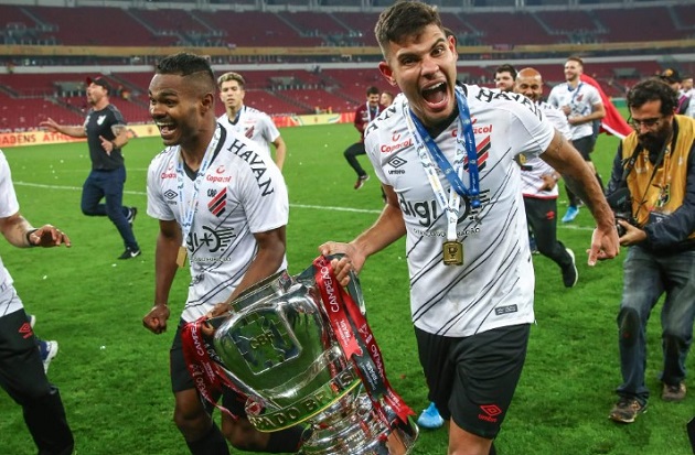 Guimaraes và chiếc cúp cùng Athletico Paranaense năm 2019. Ảnh: Getty.