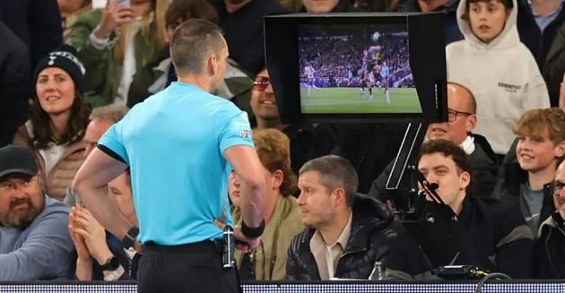 UEFA muốn trọng tài có tiếng nói quyết định hơn. Ảnh: Getty.