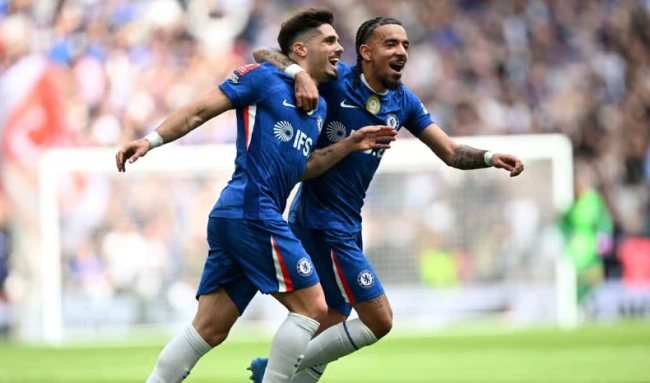 Bộ đôi Neto và Gusto lọt tầm ngắm Man City. Ảnh: Getty.