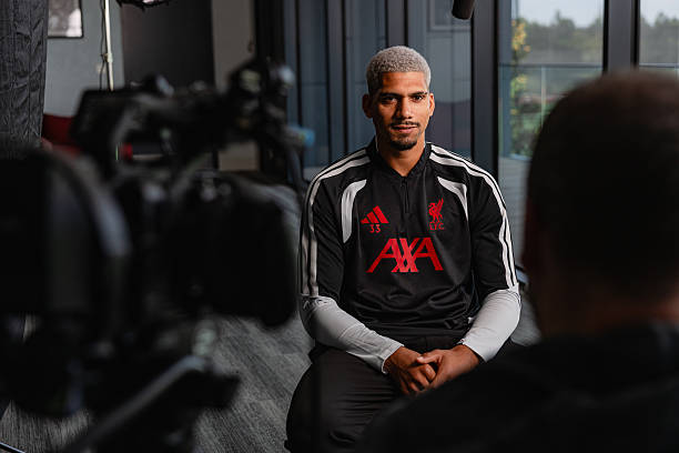 Ảnh bài viết Cập bến Liverpool, Araujo hết lời ca ngợi Van Dijk