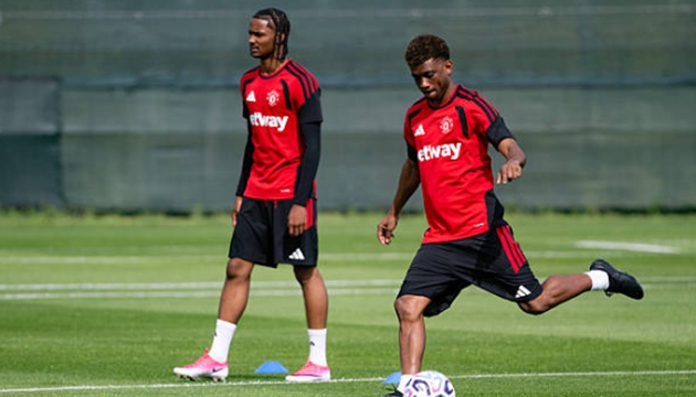 Man United duy trì tập luyện ở Carrington. Ảnh: Getty Images