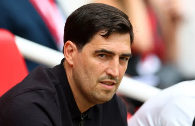 Andoni Iraola đối mặt bài toán nhân sự ở Liverpool. Ảnh: Getty.