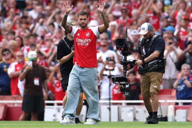 Sự hiện diện của Bruno Guimaraes khiến tuyến giữa Arsenal thêm chật chội. Ảnh: Getty.