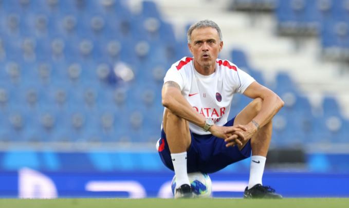 HLV Luis Enrique không hài lòng với phòng thay đồ của PSG. Ảnh: Getty Images.