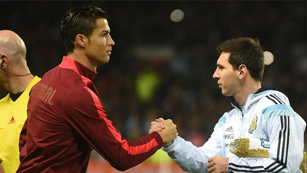 Ronaldo động viên Messi sau khi ông Jorge qua đời. Ảnh: Getty.