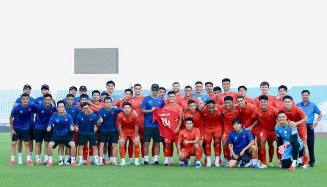Ảnh bài viết Tuyển Việt Nam vinh danh Quang Hải sau kỷ lục ra sân lịch sử