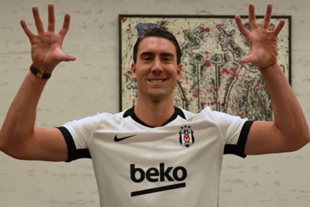 Vlahovic đã chụp hình với màu áo mới. Ảnh: Besiktas.