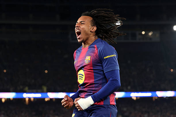 Kounde lọt v&agrave;o tầm ngắm của Arsenal. Ảnh: Getty Images. 