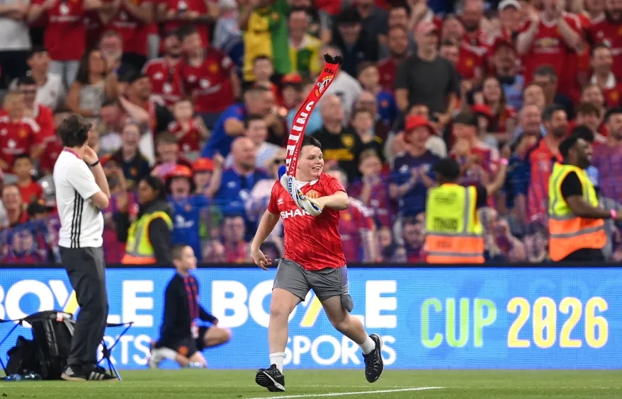 Ảnh bài viết Trận MU và Leeds khép lại sớm do fan tràn xuống sân