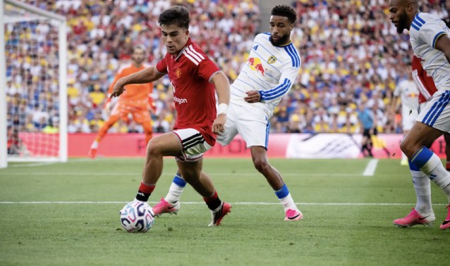 Amass ghi điểm với HLV Carrick trong trận ho&agrave; trước Leeds. Ảnh: Getty.