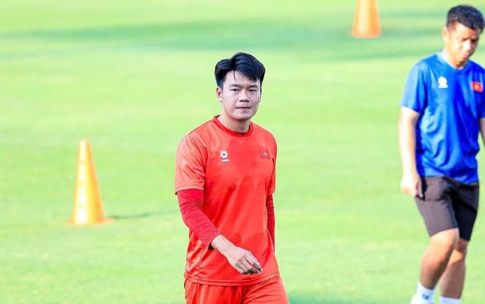 Những đường chuyền từ ch&acirc;n Th&agrave;nh Chung cũng rất uy t&iacute;n. Ảnh: VFF.