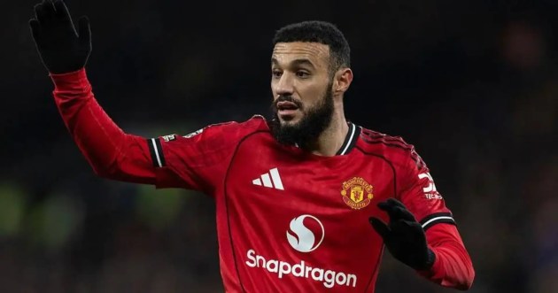 Ảnh bài viết Ghi điểm với Carrick, Mazraoui phả hơi nóng lên vị trí Dalot
