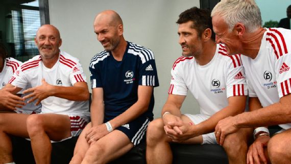 Fabien Barthez (trais) gia nhập đội ngũ huấn luyện của Zinedine Zidane. Ảnh: Getty Images.