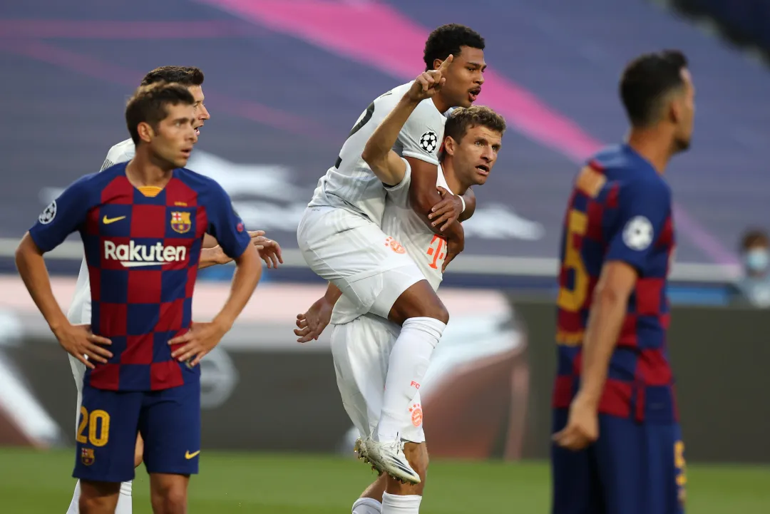 Hansi Flick biến Bayern thành cỗ máy pressing đáng sợ. Ảnh: Getty Images.