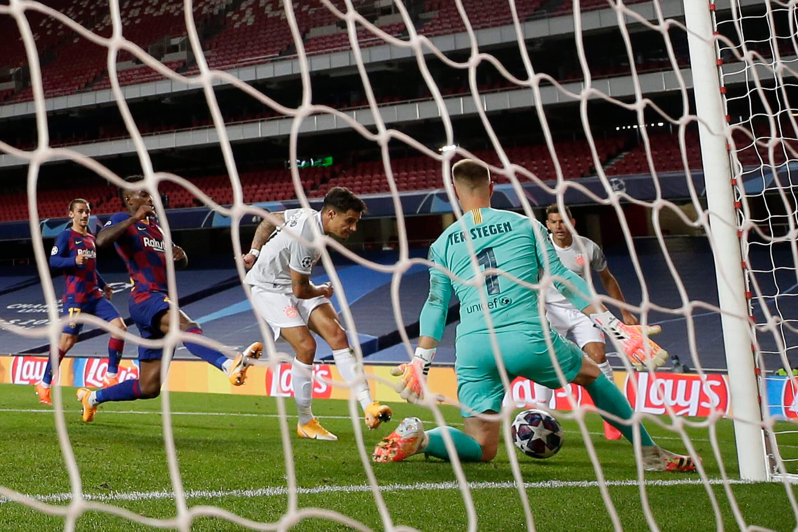 Người cũ Coutinho trực tiếp gieo thêm bi kịch cho Barca. Ảnh: Getty Images.