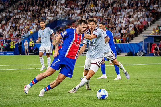 Kvaratskhelia tỏa sáng trước Aston Villa. Ảnh: Getty.