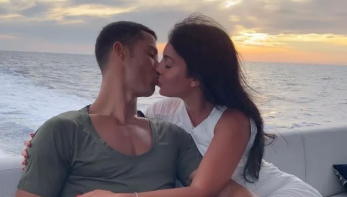 Ronaldo v&agrave; c&oacute; hợp đồng h&ocirc;n nh&acirc;n chặt chẽ. Ảnh: The Sun.