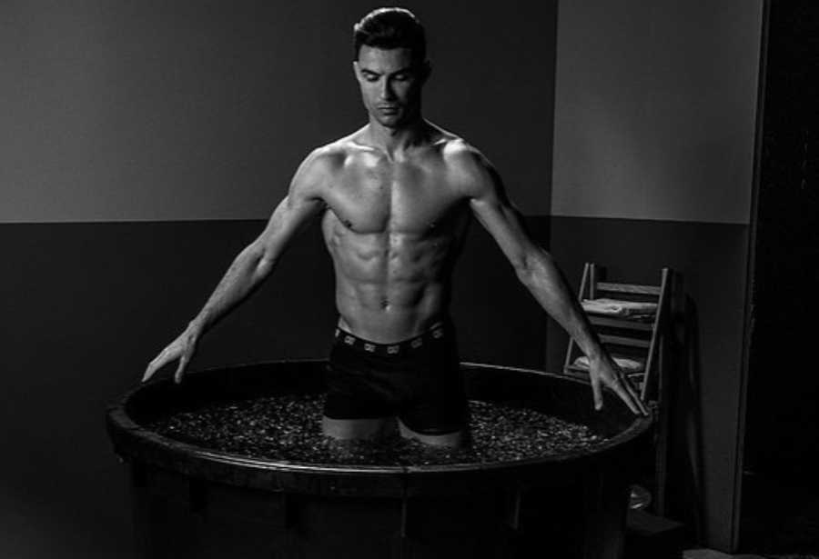 CR7 ngâm đá để duy trì thể trạng đáng kinh ngạc. Ảnh: The Sun.