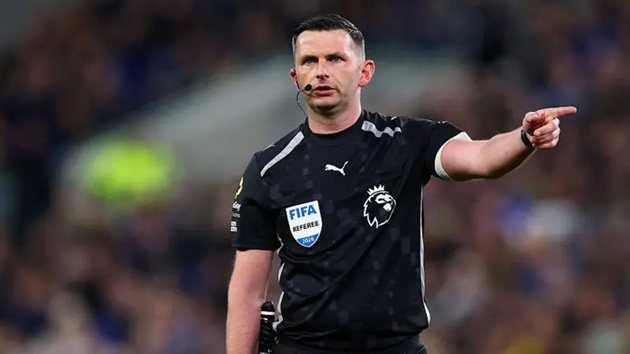 Michael Oliver là trọng tài số 1 Ngoại hạng Anh sau khi Anthony Taylor treo còi. (Ảnh: BBC)