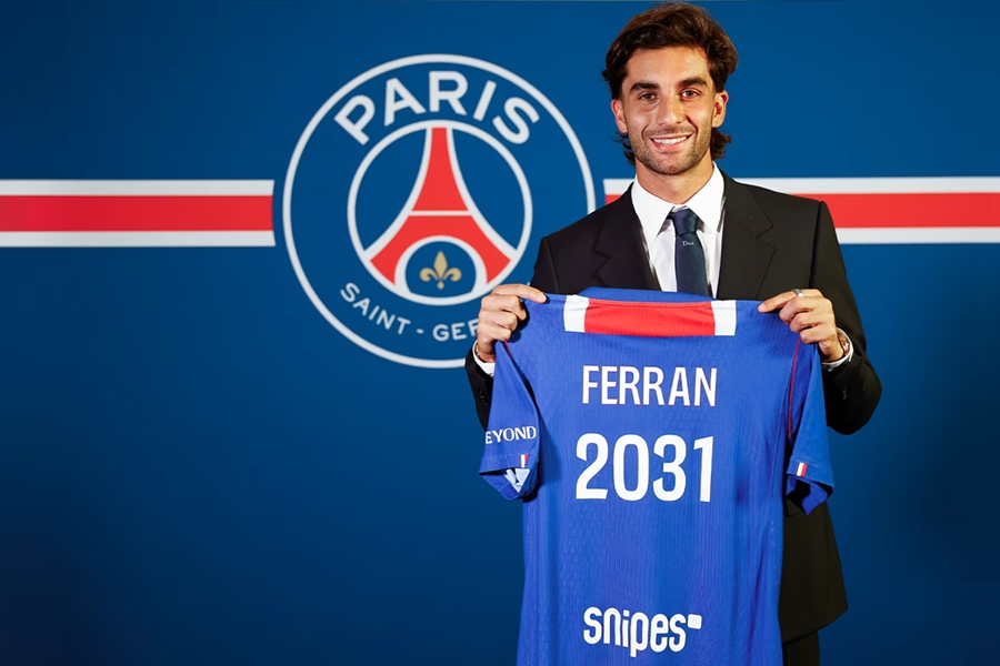 Ferran Torres chính thức gia nhập PSG. Ảnh: Paris Saint-Germain FC.