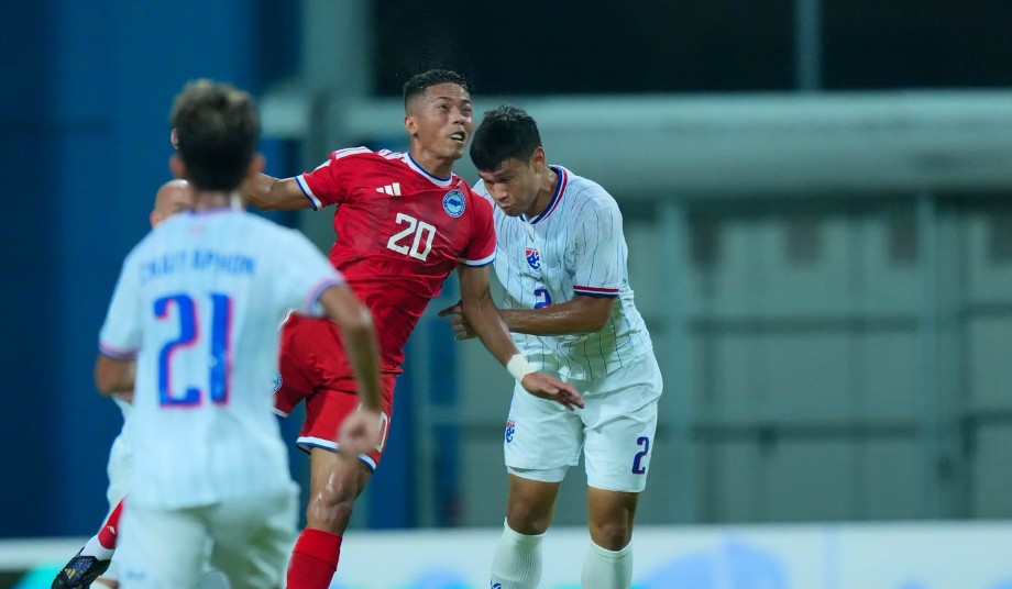 Shawal Anuar (số 20) sút hỏng penalty, qua đó bỏ lỡ cơ hội rút ngắn tỷ số cho Singapore. Ảnh: Changsuek.
