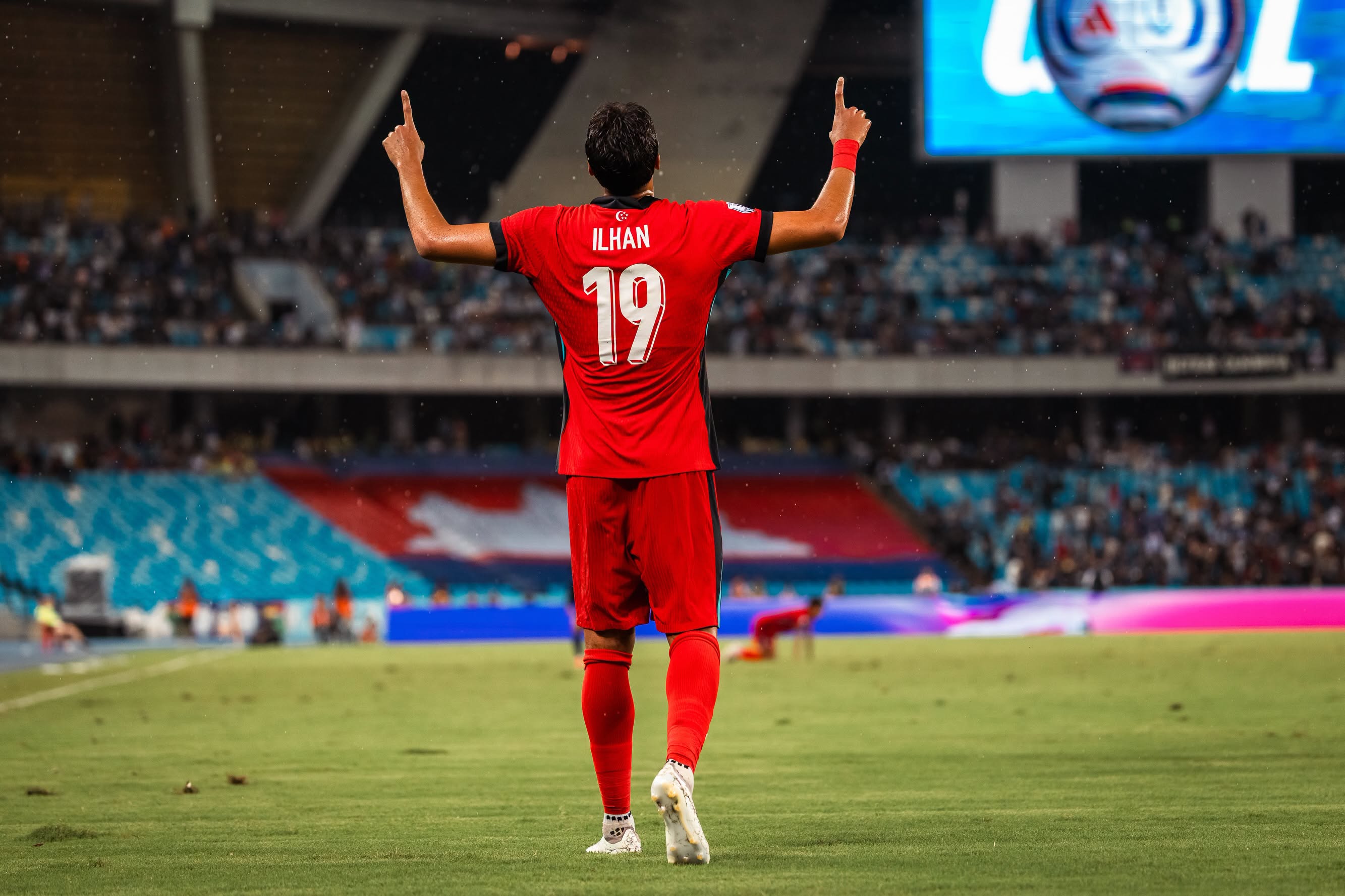 Ilhan Fandi rút ngắn cách biệt xuống còn 1-3 cho Singapore. Ảnh: LĐBĐ Singapore.