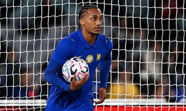 Pedro bỏ t&uacute;i c&uacute; đ&uacute;p. (Ảnh: Getty Images)