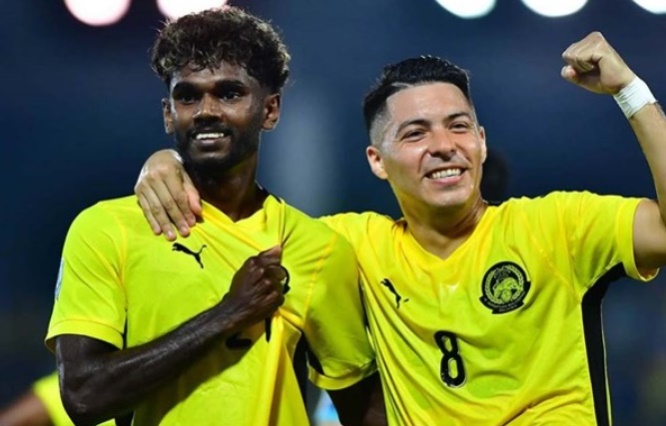 Aguero (cầu thủ mang &aacute;o số 8) đang l&agrave; niềm hy vọng cho h&agrave;ng c&ocirc;ng Malaysia. Ảnh: LĐBĐ Malaysia.