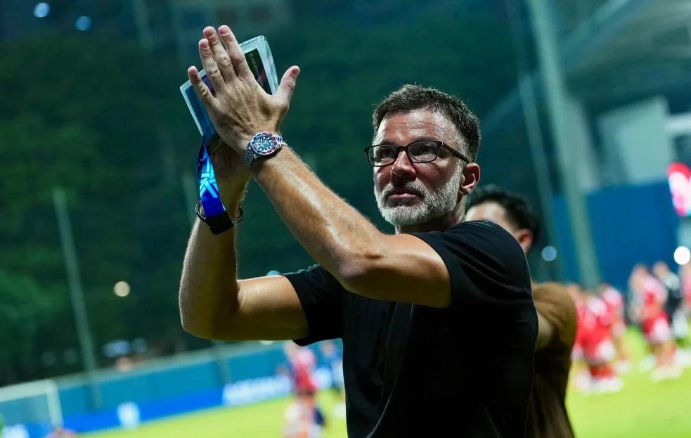 Anthony Hudson gi&uacute;p Th&aacute;i Lan chơi biến h&oacute;a hơn. Ảnh: FAT