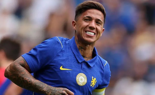 Enzo Fernandez bị cổ động vi&ecirc;n la &oacute;. Ảnh: Getty.